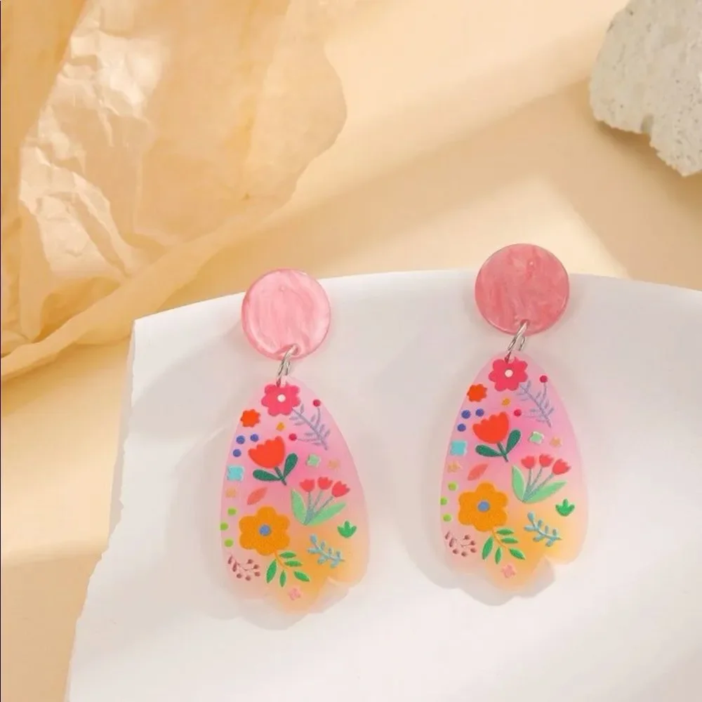 7/$30 GEOMETRICAL FLORAL DANGLES - Picture 1 of 5